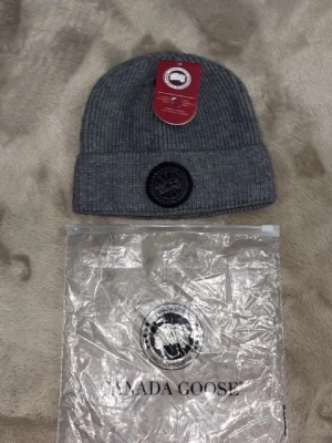 canada goose mössa  - Säljer en canada goose mössa perfekt för kalla dagar och dig som gillar märken och mode kom dm för eventuella frågor 🧐pris kan diskuteras 💯. 