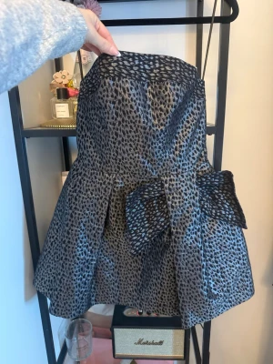 Svart och silver axelbandslös klänning - Säljer min absoluta favorit festklänning. Trotts att den är andvänd så pass mycket är de inte en endaste defekt på. Går inte o få tag på längre!💞💞