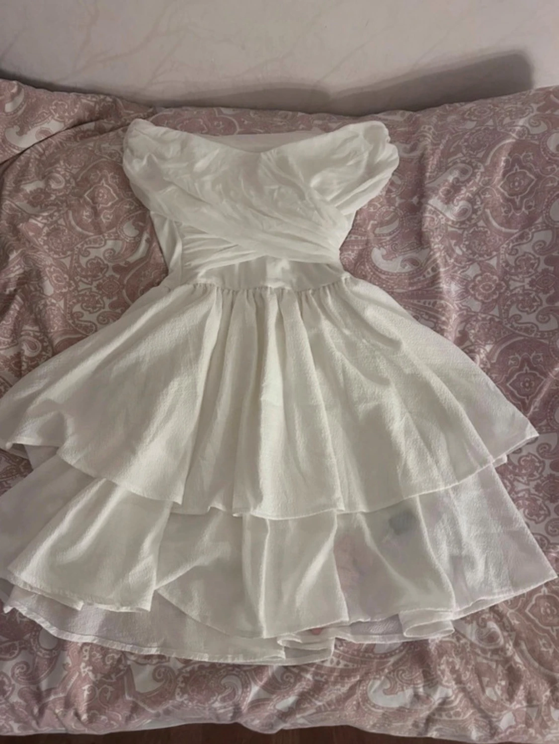 Vit kort volangklänning