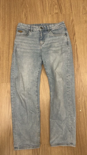 Ljusblå raka jeans från LAB Industries - Ljusblå jeans med rak passform från LAB Industries. Klassisk femficksmodell med knappgylf och läderpatch bak i midjan. Sänker gärna priset. Jeansen har en tvättad look och är tillverkade i denim, perfekt för en avslappnad stil. 