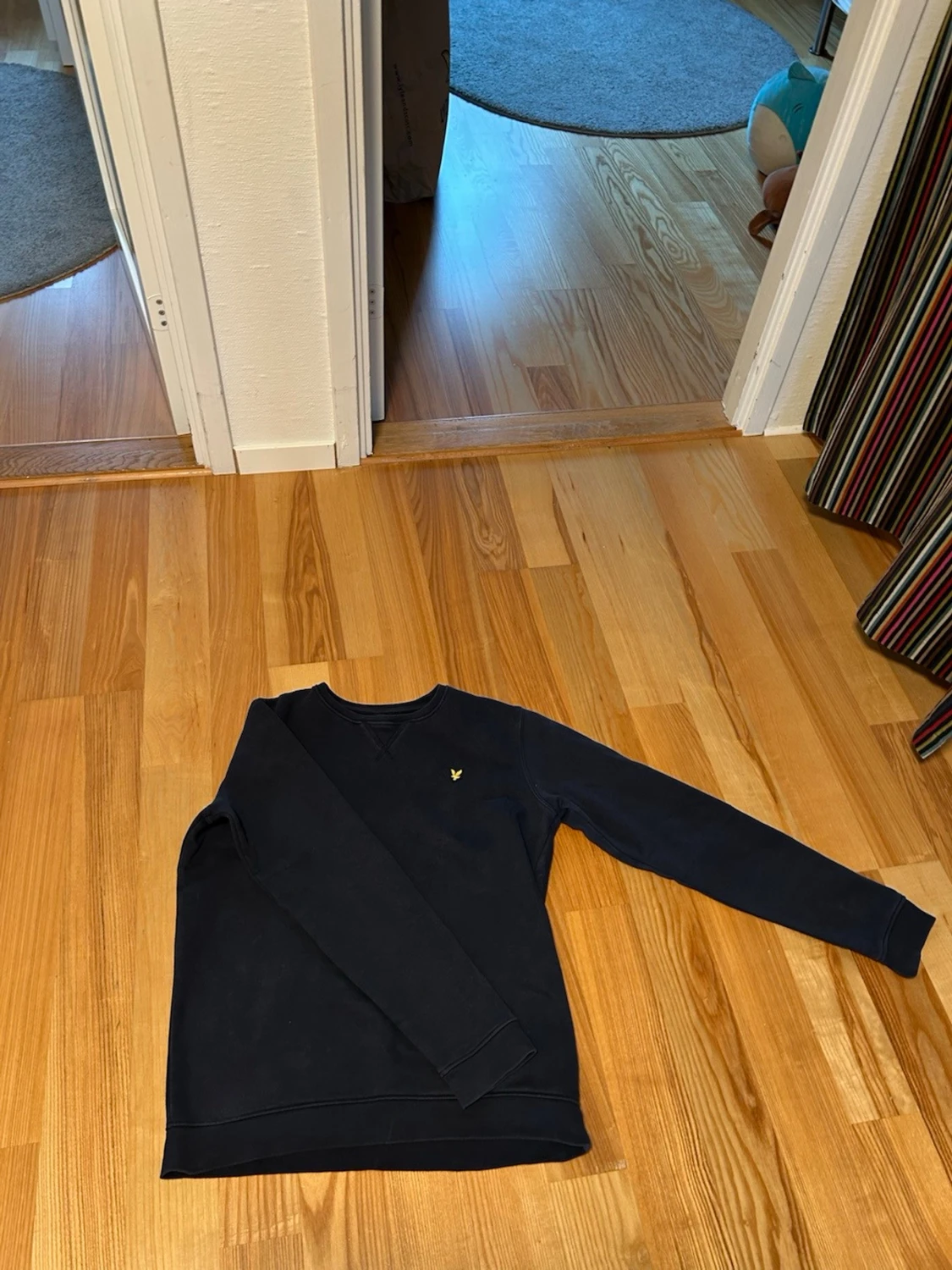 Svart sweatshirt från Lyle & Scott - 1