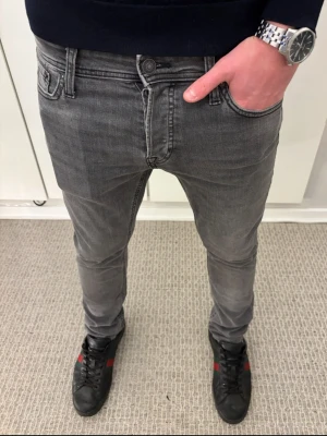 Jack & Jones gråa slim fit jeans - Tja! Säljer dessa riktigt snygga jeans ifrån  Jack & Jones | W29 L30 | Jag på bilden är 182! | Hör av er vid minsta lilla fundering 🙌