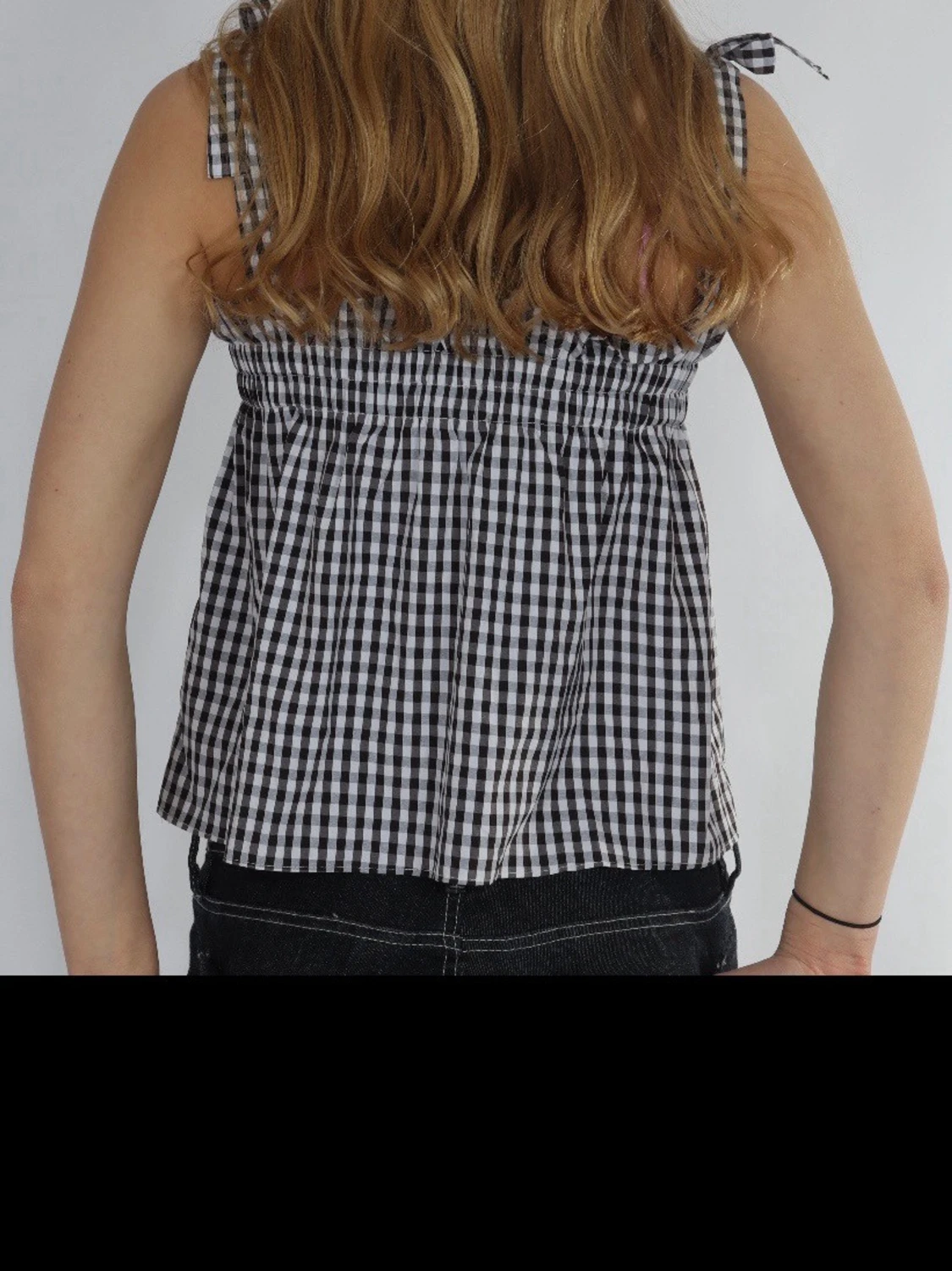 Rutig svartvit linnetopp med rosetter - 1