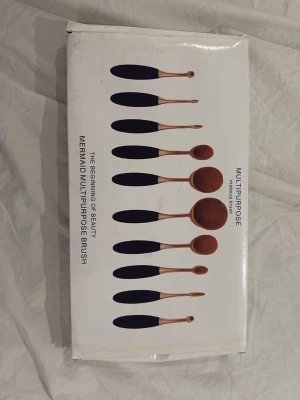 Multipurpose sminkborstset Nutricon - Snyggt set med 10 multipurpose sminkborstar från Nutricon. Borstarna har svarta handtag och roséguldfärgade detaljer. Borsthuvudena är täta och mjuka i brun syntetfiber, perfekta för foundation, contour och ögonskugga. Kommer i originalförpackning.