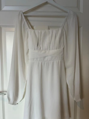 Brenna Miniklänning (studen) - Oanvänd Brenna Miniklänning från Bubbleroom. - Fodrad. - Stumt material. - Foder. - Ej avtagbart knytband. - Ballongärm  -ny pris 799  -Lappen forfarande på  Storlek 36 