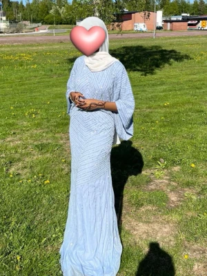 Balklänning från Asos  - frock and frill - brudtärnor - ljusblå maxi klänning med stora ärmar. Säljer min fina balklänning som jag då hade bara använt en gång. Orginala priset var 2499 sek. Men jag säljer för 1799sek. (Pris kan diskuteras)