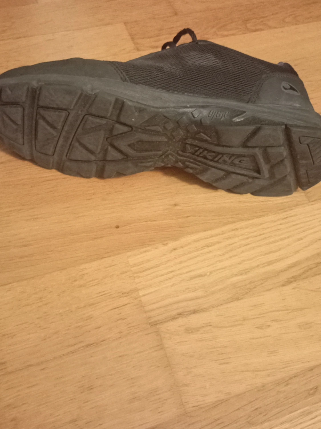 Svarta sneakers från Viking - 1