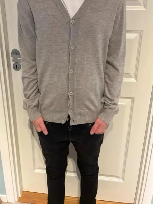 J Lindeberg  - En beige stilren cardigan. Priset kan diskuteras!