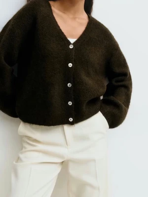 Mörkbrun kofta med v-ringning - Jätte fin mörkbrun stickad kofta från Gina Tricot som passar till allt. Är i bra skick utan större tecken på användning. 