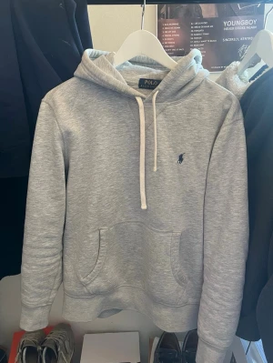Grå hoodie från Ralph Lauren - Snygg grå hoodie från ralph lauren i nästan nyskick. Inga defekter inget. Storlek S. Skickar samma dag!