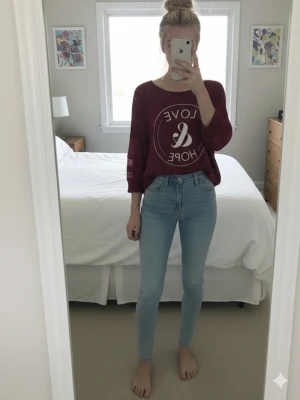 Vinröd topp med tryck från H&M - Vinröd loose-fit topp från H&M med vitt tryck 'LOVE & HOPE' framtill. Tunt, lätt material och trekvartsärmar med uppvik. Perfekt till jeans eller kjol för en avslappnad look.