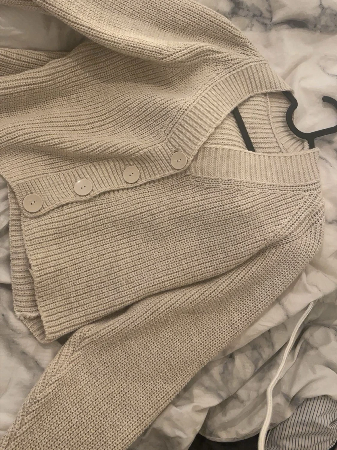 Beige stickad kofta med knappar