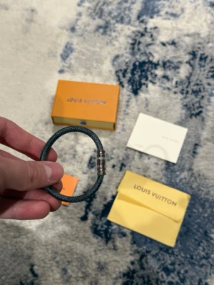 Lv armband - Väldigt snygg lv armband. Aldrig använd! Allt på bilderna tillkommer!