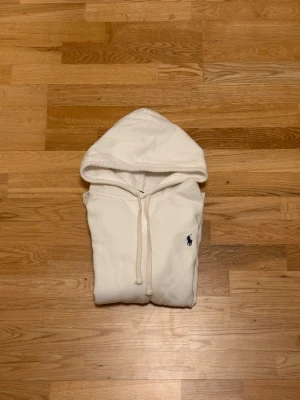 Ralph Lauren Hoodie - Säljer denna as feta Ralph Lauren hoodien då den tyvärr it passar mig. Storlek M. Tröjan är i bra skick 9/10. Nypris 2299kr som ni ser på sista bilden mitt pris 499, pris kan alltid diskuteras. Hör av er vid frågor eller funderingar.