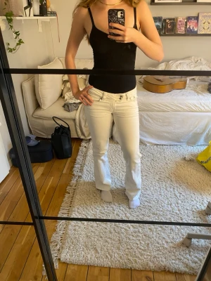 Vita bootcut jeans med låg midja - Snygga vita jeans med bootcut-modell och låg midja. De har fin, broderad design på bakfickorna. De har använts fåtal gånger och är superfina, köpta på Lager 157.