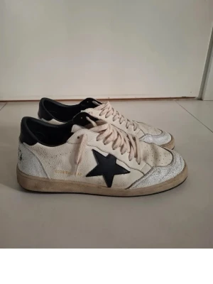 Golden Goose ballstar - Golden gosse ballstar lite tunnare vid backre sula annars bra skick.                                                        Medföjer 1 gg påse och 2 gråa snören.                                 Kan gå ner lite i pris vid snabbkaffe och Billigaste på marknaden just nu 🥳