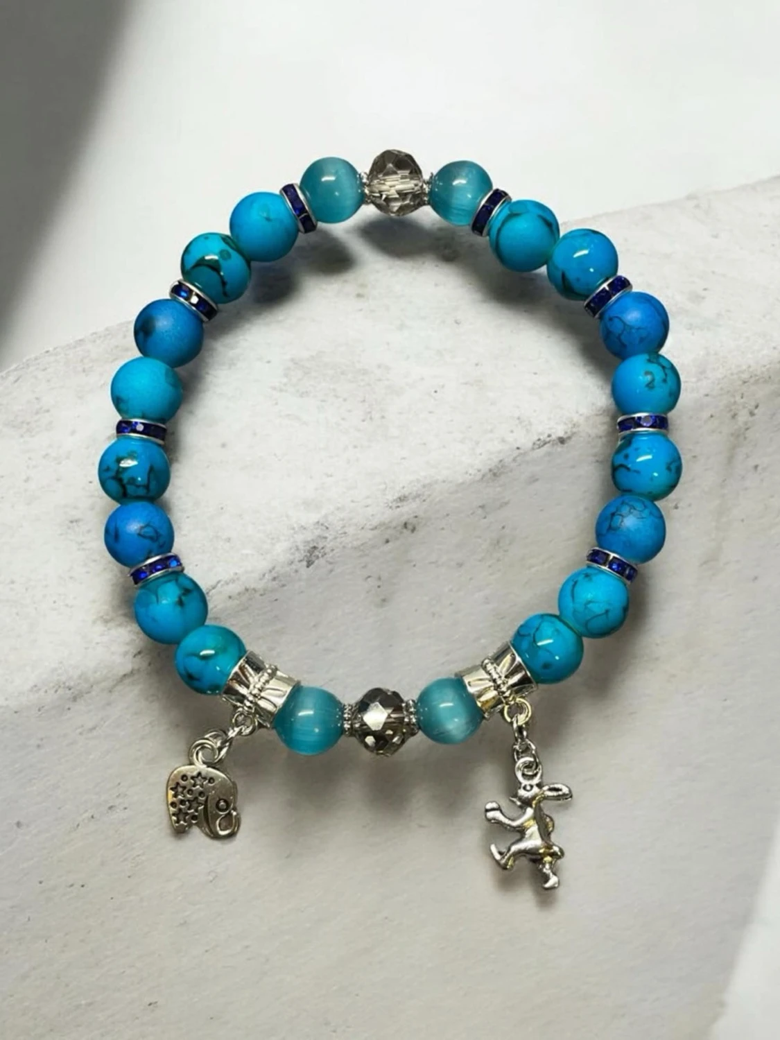 Blått pärlarmband med berlocker
