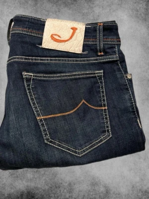 Jacob Cohën jeans - Hej! Nu säljer jag dessa as feta mörkblå Jacob Cohën jeans som är handgjorda i Italien 🇮🇹       Modell= 688 | Storlek W34 L31 |Skick 10/10 inga defekter | Nypris= 4599| Vårat pris=799 |               Mvh Deluxe Fa$hion!