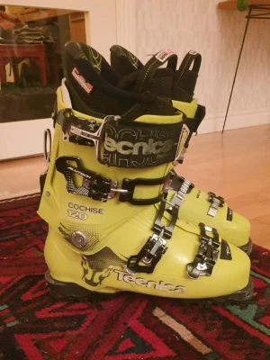 Tecnica Cochise 120 toppturspjäxa stl 27,5 - Ett av flaggskeppen bland stabila toppturpjäxor med tec inserts och bra utförsegensksper.  Dyn 120.   Använda men inga andra skavanker än lite kosmetika repor.  Svindyra nya.  Stl: 27,5 Sulmått: 320
