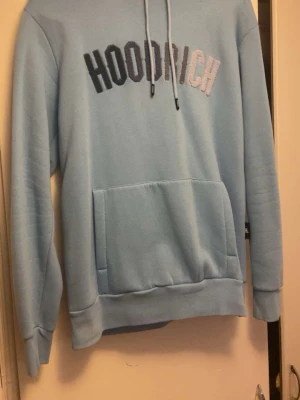 Ljusblått Hoodrich loungewear-set - Säljer ett ljusblått loungewear-set från Hoodrich med matchande hoodie och byxor. Perfekt för chill dagar hemma.