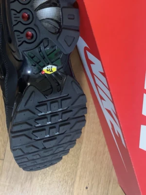 Nike Air Max Plus TN helsvarta sneakers - Nike Air Max Plus TN sneakers i helsvart färg med TN Air-dämpning och robust sula. Oanvänd, storlek 44, priset diskuteras