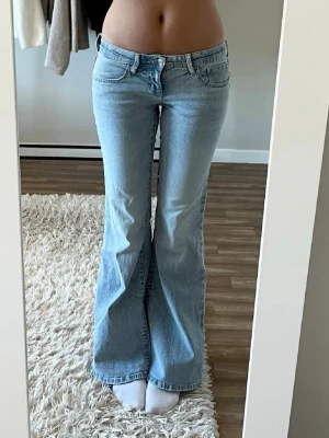 Lågmidjade flare jeans  - Ljusblåa lågmidjade flare jeans från Gina Tricot. Använda fåtal gånger så som nya. Nypris 399kr. Långa på mig som är 168cm. Storlek 38 men sitter som S. Säljer då jag har ett par till. Tryck gärna på köp nu. 