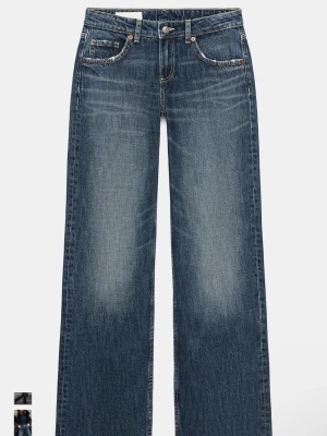 Blåa wide leg jeans från Zara - HELT NYA PRISLAP KVAR (säljer eftersom jag köpte två och kunde ej lämna tillbaka) Säljer ett par blåa wide leg jeans från Zara med klassisk femficksmodell och låg midja. Jeansen har en snygg tvätt med ljusare partier framtill och raka, vida ben. Perfekta för en avslappnad och trendig look.