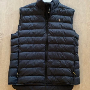 Säljer Morris väst i nyskick - Vi säljer en ny marinblå Morris väst som används 3 gånger. Passar dig som har M i storlek. Vårt pris är 849kr från 1999kr nypris. 