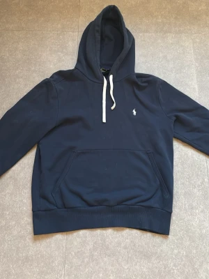 Ralph louren hoodie  - Säljer denna skit snygga marinblåa Ralph louren hoodien i storlek M, hör av dig om du har några frågor!