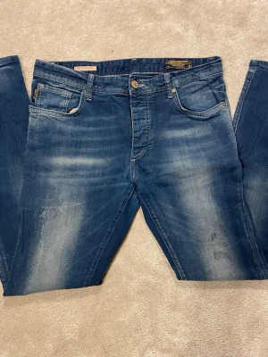 Jack n Jones jeans 👖  - 6. Säljer feta Jack n Jones jeans med skön tvätt o sltingar. Moddelen är Tim | Slim fit och storleken är W33 L32 men sitter mindre. Skriv föe frågor! Obs priset ej hugget i sten 🪨 