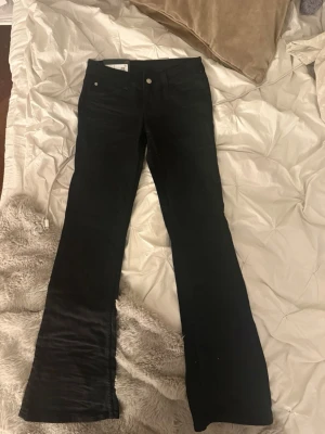 Cheap Monday bootcut Jeans - Jättesnygga jeans från cheap Monday i modellen skinny bootcut! Aldrig använda i storlek 29x34