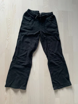 Raka mjukisbyxor - Svarta lågmidjade mjukisbyxor från Bik bok i storlek S. Raka och snöre på insidan av midjebandet. 🖤