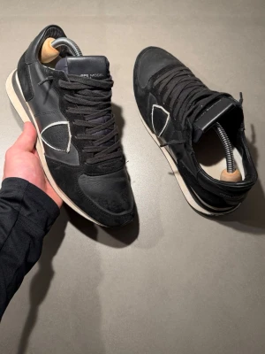 Philippe Model Skor - ‼️VI TAR INGA BYTEN‼️Philippe Model Sneakers | Skick: 8/10 | Storlek 40 fits 41 | Tillkommer enbart skorna vid köp! | Frakt sker inom 24 timmar efter köp 📦💨 | Hör av dig vid minsta fråga eller fundering 💭