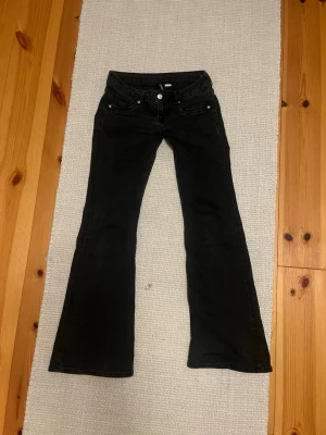 Svarta bootcut jeans från hm  - Säljer ett par svarta bootcut jeans från hm. Jeansen har klassisk femficksmodell, låg midja och utsvängda ben. 
