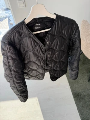 Svart jacka från Mango - Svart jacka från Mango med mönster & knäppning med knappar i small.