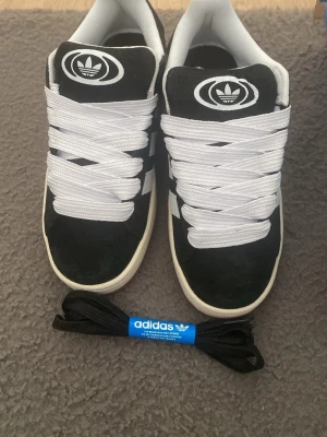 Svarta Adidas Campus - Helt nya Adidas Campus. Storlek 39 1/3. Lådan samt extra skossnören ingår givetvis. Fråga gärna för fler bilder eller funderingar. Fraktar oftast samma dag, 