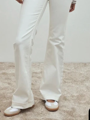 vita jeans - säljer dom här jätte fina jeansen från nelly då dom är för korta💕