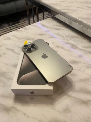 Iphone 15 pro max  - Säljer min iPhone i snygg Titanium-färg.  • Batterihälsa: 85% • Framskärmen fungerar jättebra utan problem • Touch och Face ID fungerar som det ska • Kameror fungerar perfekt (fram & bak) • Högtalare och mikrofon fungerar bra • Baksidan är lite sprucken (syns på bild), påverkar inte funktionen • Låst upp och fungerar med alla operatörer • Box ingår • Kvitto finns . Snapchat fungerar inte Mobilen fungerar felfritt i övrigt och är redo att användas direkt.