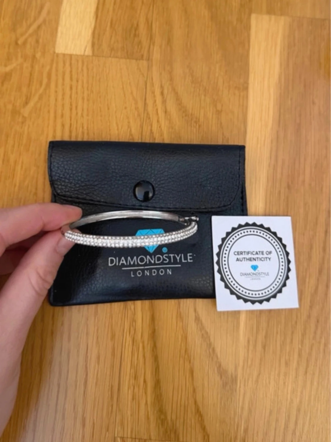 Armband bangle med stenar