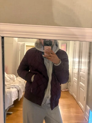 Vinröd vårjacka - Super skön och snygg nu inför våren! Kallt använd 🥰