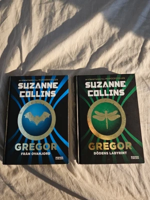 Gregor-böcker av Suzanne Collins - Två böcker ur Gregor-serien av Suzanne Collins: 'Gregor från Ovanjord' och 'Gregor Dödens Labyrint'. Perfekta för dig som gillar äventyr och fantasy. Böckerna är i bra skick. Skriv årovat om du är intresserad av antingen båda böckerna eller ena