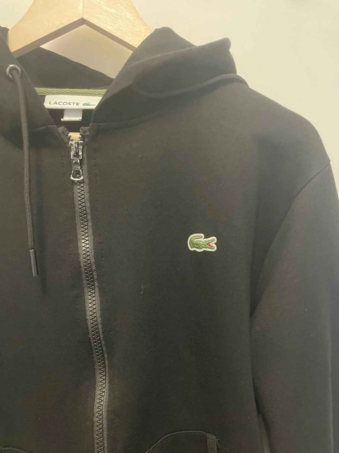 Svart hoodie med dragkedja från Lacoste - 3