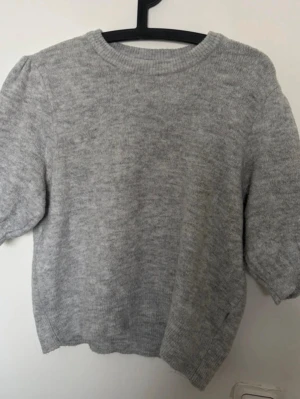 Stickad tröja ifrån Gina tricot - Använd en del men bra skick obs! Krympt i tvätten då mamma råkade köra den i torktumlaren så passar S/M fint