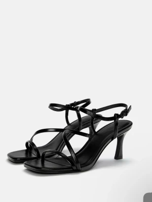 Svarta strappy sandaler med klack - Helt nya!! 💕