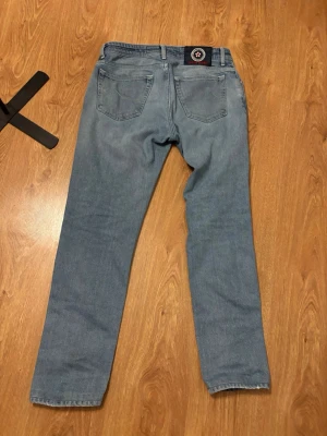 Jacob cohën  - Säljer ett par riktigt schyssta ljusblåa Jacob cohën jeans i storlek 34, modell 688(comfort)! De är i perfekt skick, hittar inga defekter på de alls! Passar bra på mig som 180cm lång. Vid frågor så är det bara att höra av sig!😁
