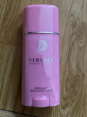 Versace Bright Crystal deo stick - En parfymdoftande deodorantstick från Versace Bright Crystal . Helt oöppnad med plasten kvar🥰❤️