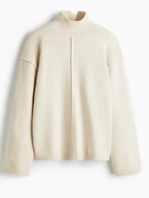 Krämvit stickad polotröja - Helt ny prislappen är kvar, många som tycker om den så först till kvarn!! Vit beige färg 