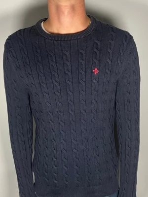 kabelstickad morris tröja - En riktig snygg och trendig Kabelstickad morris tröja i fint skick, storlek L men sitter som M, vid frågor är de bara att skriva