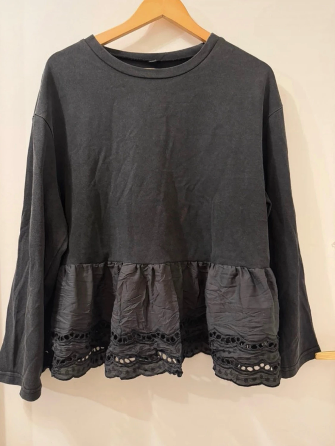Svart grå urtvättat färg blus med volang och spetsdetaljer