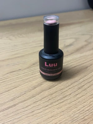Luu Builder Gel Cover Blush Pink - Luu Professional Liquid Builder Gel i färgen Cover Blush Pink.Kommer i en smidig flaska med penselapplikator. Passar både UV och LED-lampa. Den har öppnats och är använd ca 4 ggr